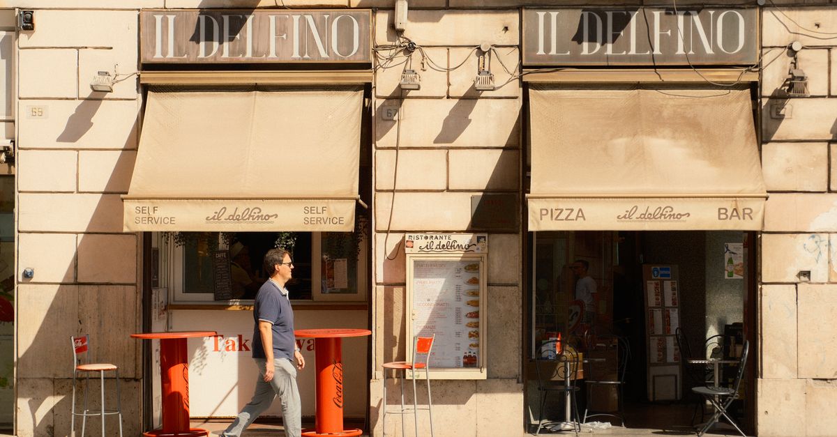 Come attirare clienti in un bar — un locale pieno durante il servizio