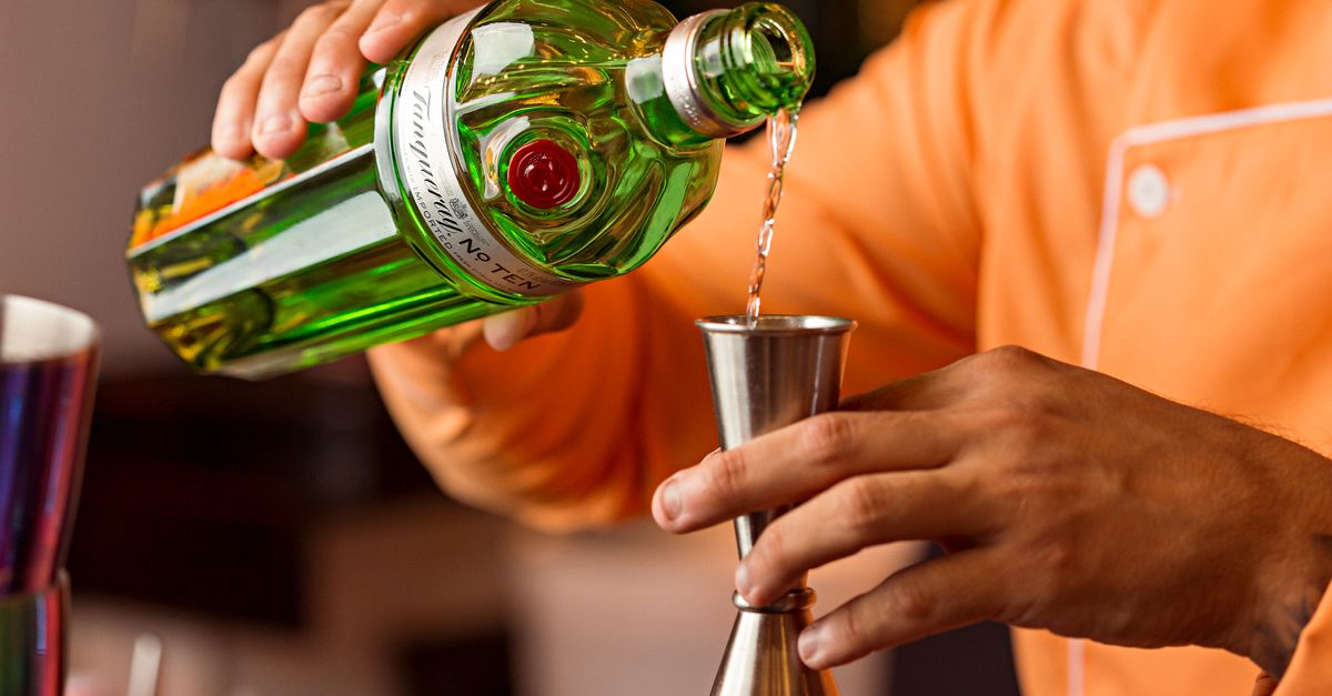 Drink cost — un barista dosa un cocktail con il jigger