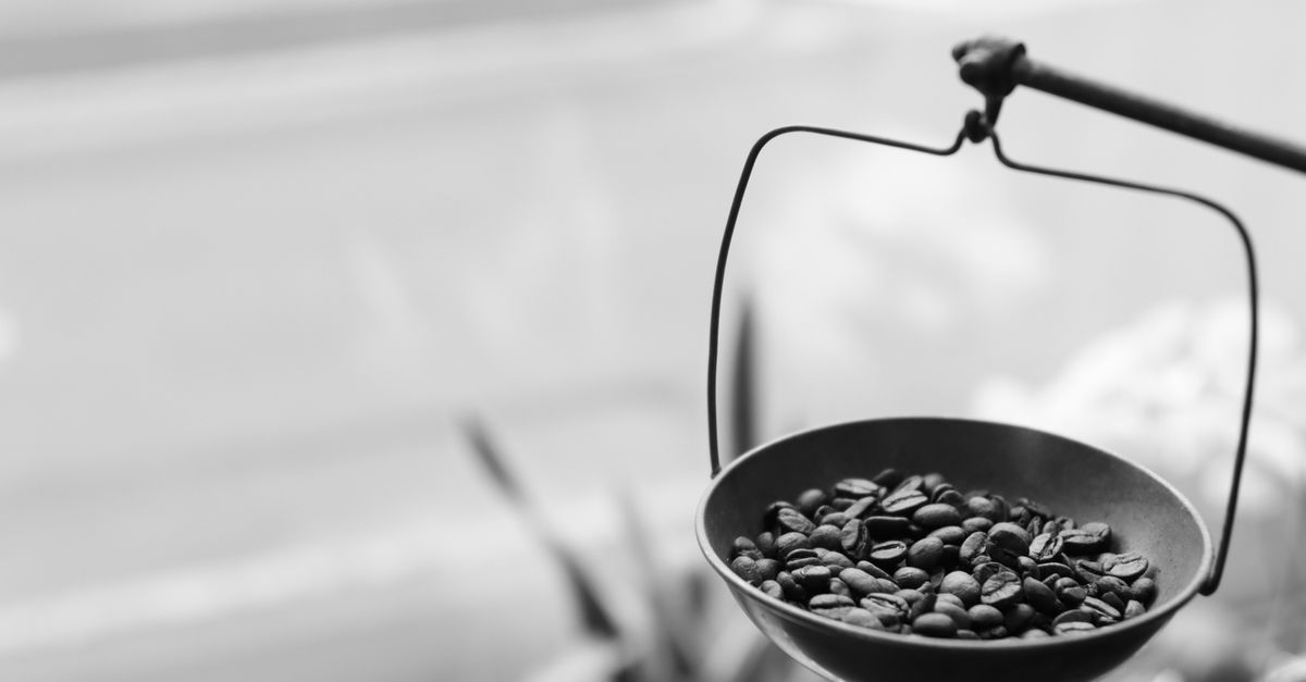 Food cost bar — pesatura del caffè in grani su una bilancia