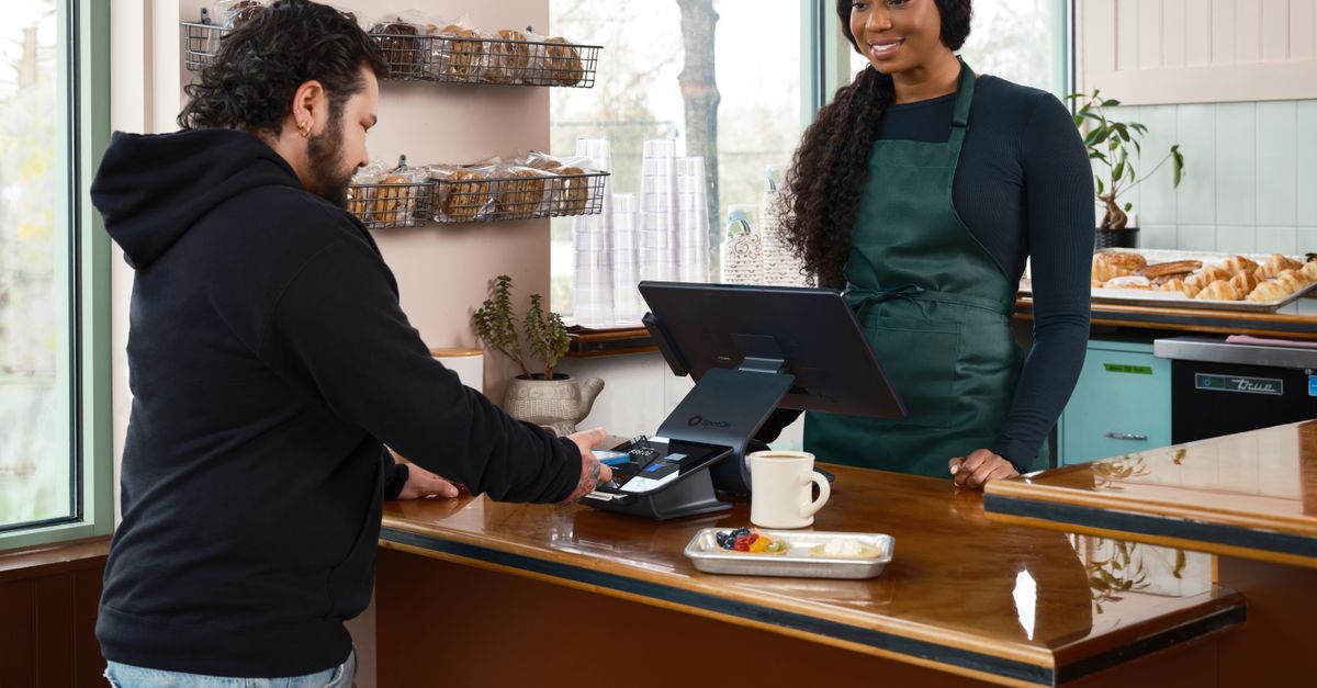 POS e registratore di cassa collegati al banco di un bar