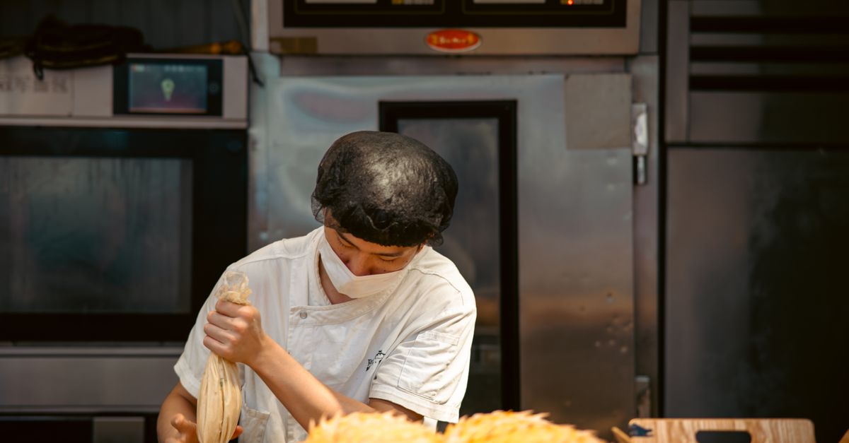 Aprire una pasticceria — laboratorio con forni, planetaria e piani di lavoro