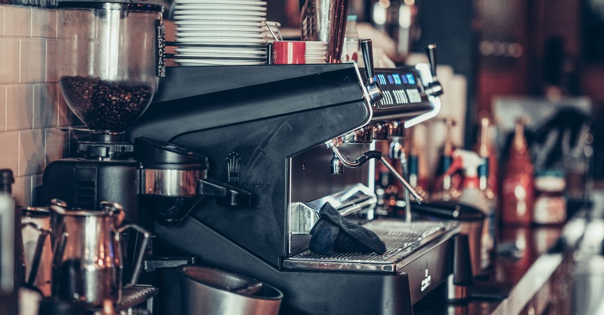 Quanto deve incassare un bar — bancone di un bar italiano a fine servizio