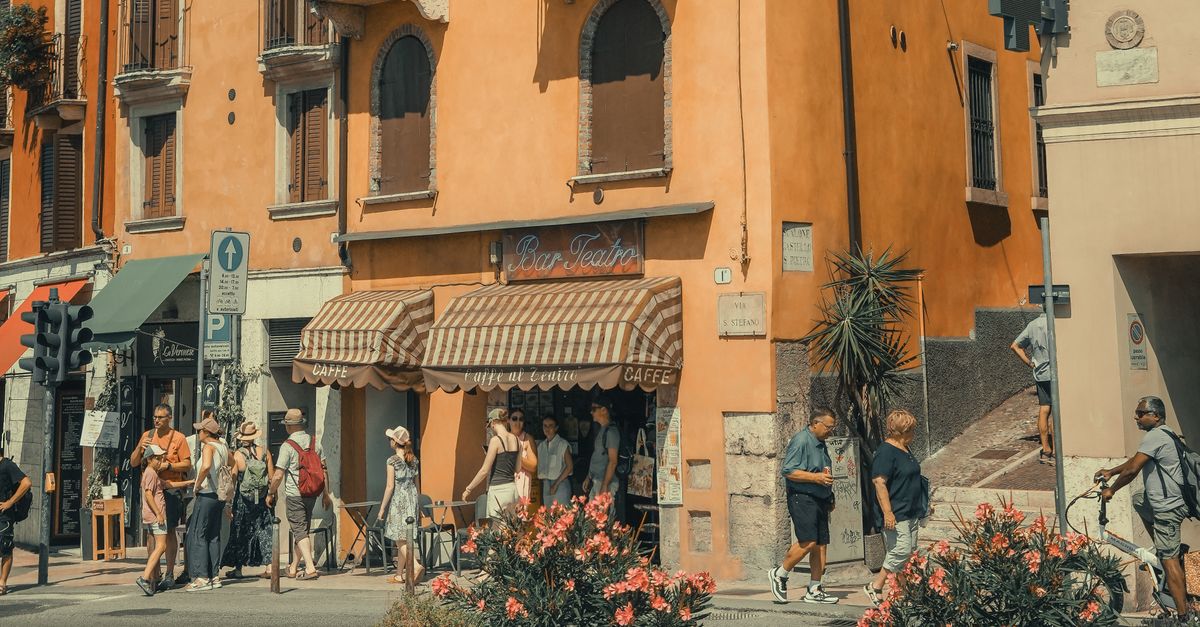 Quanto guadagna un bar — bancone affollato di una caffetteria
