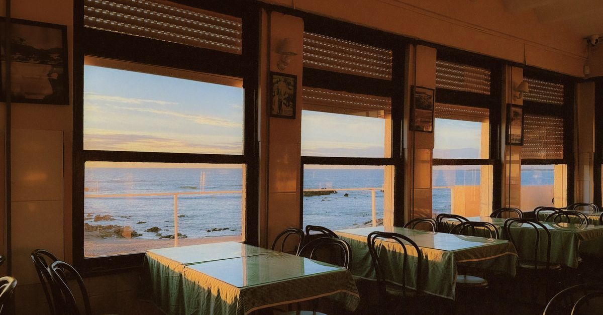 Quanto guadagna un ristorante — sala apparecchiata prima del servizio