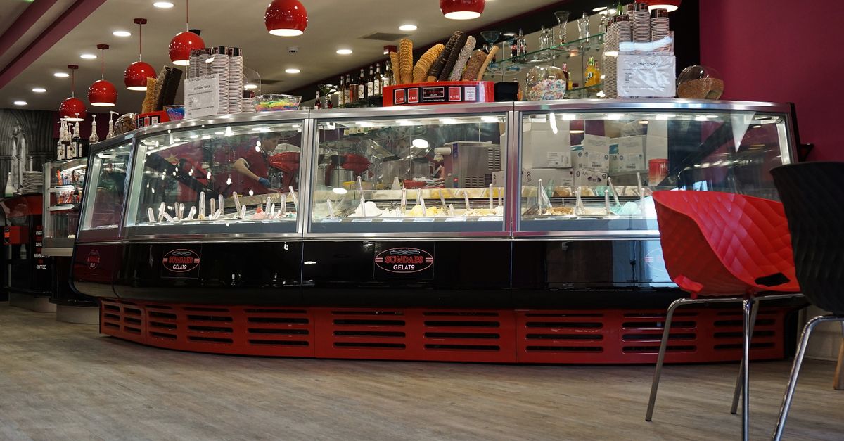 Quanto guadagna una gelateria — vetrina del gelato artigianale