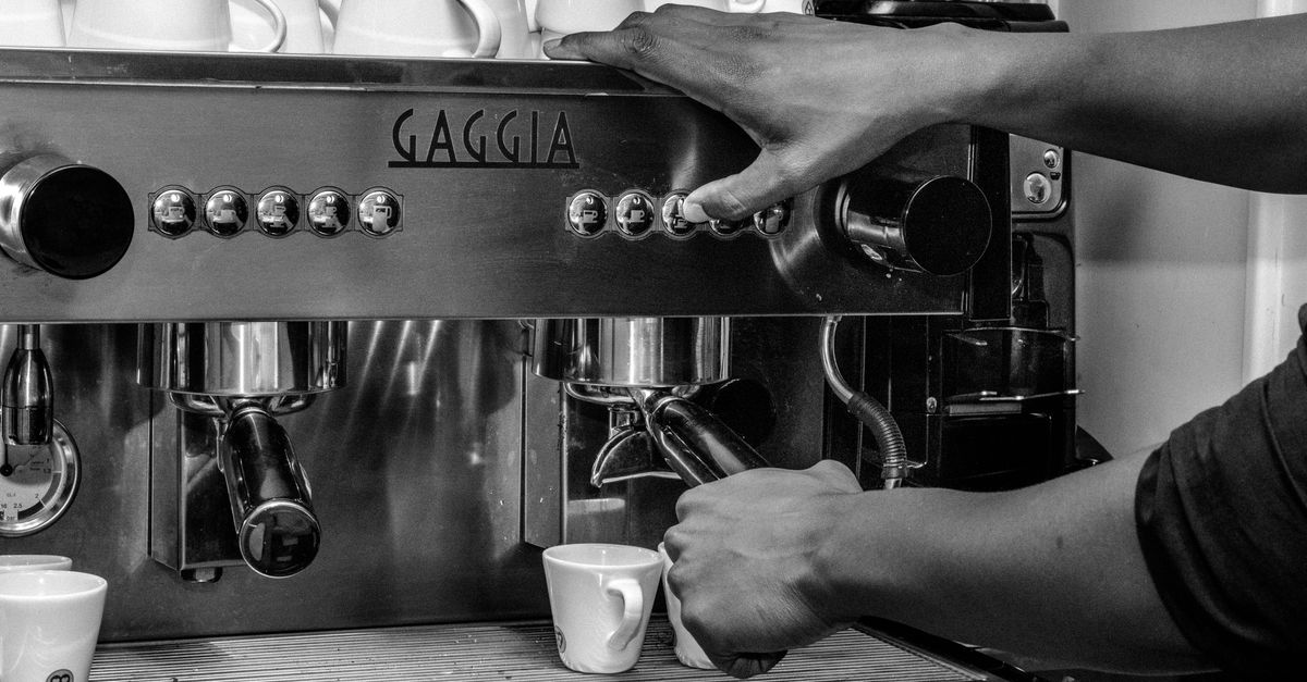 Guadagno su un caffè — un barista estrae un espresso dalla macchina