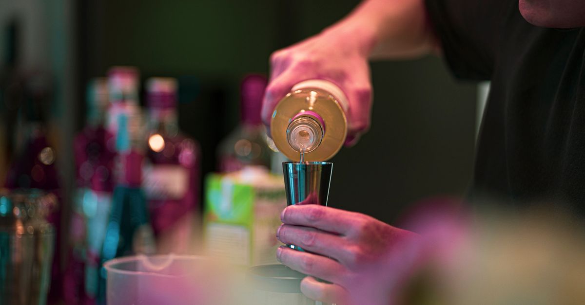 Ricarico bar — un barista prepara un cocktail al banco